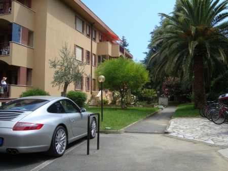 Il vialetto d'accesso alla palazzina dove si trova Casa Marisa