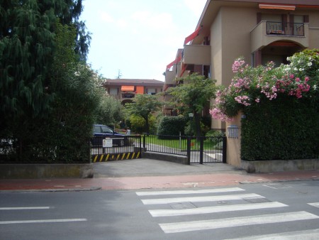 L'ingresso principale con accesso pedonale e carrabile